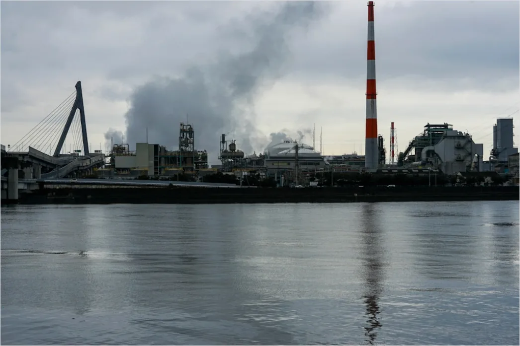 Industrieanlage Mit Rauchenden Schornsteinen Foto 7db9