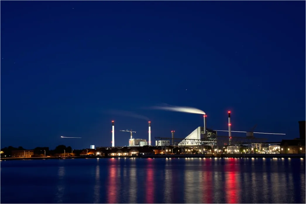 Industrielle Chemieanlage Bei Nacht Foto E9e1