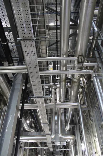 Industrielle Rohrleitungen In Chemiewerk Foto 7ea5