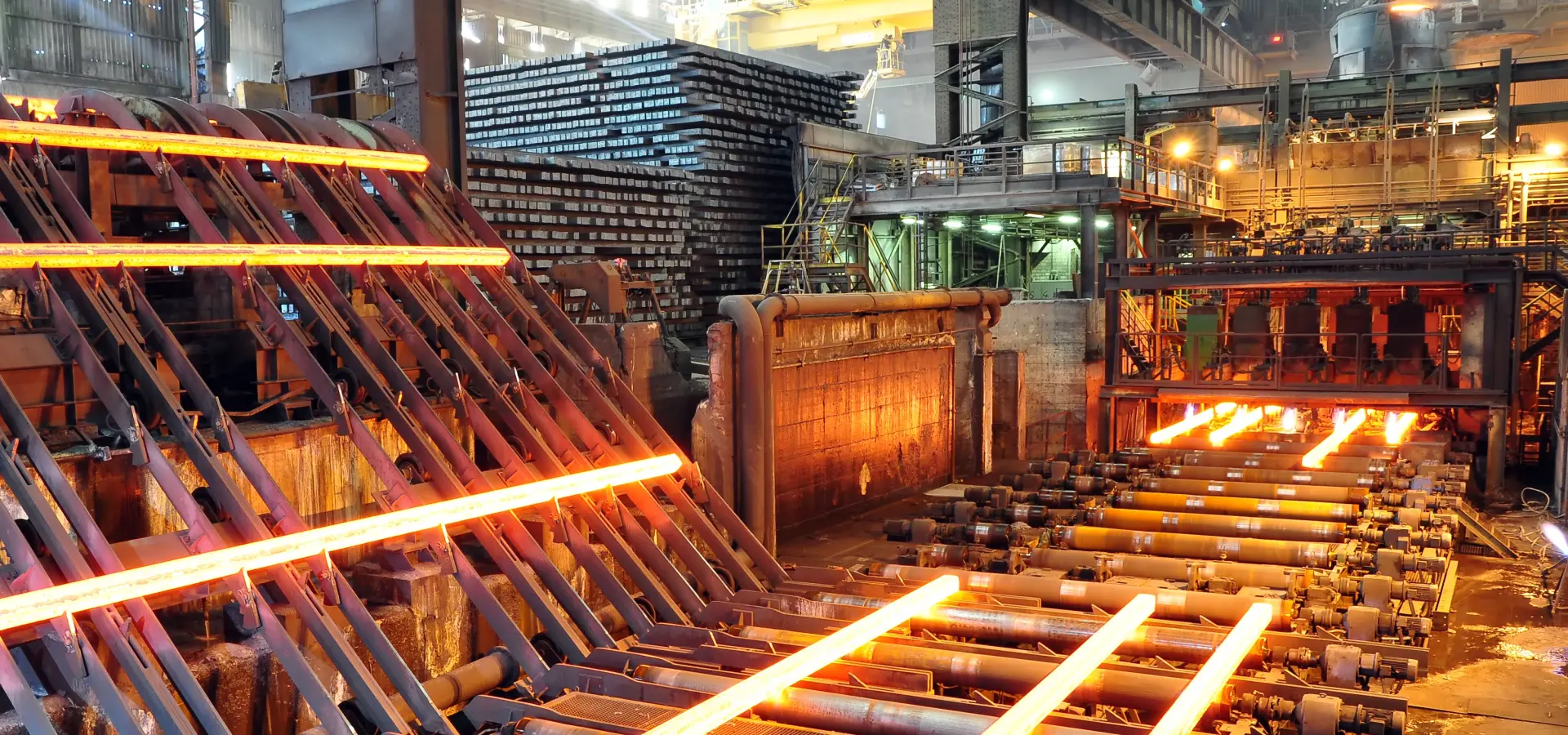 Industrielle Stahlverarbeitung Foto