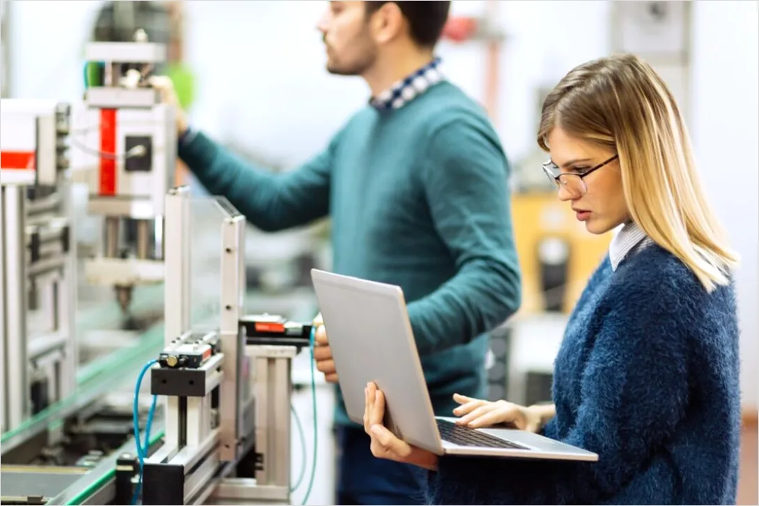 Industrietechniker Bei Maschinenwartung Foto