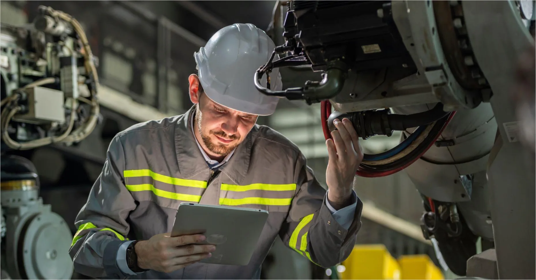 Ingenieur Kontrolliert Technische Ausruestung Foto