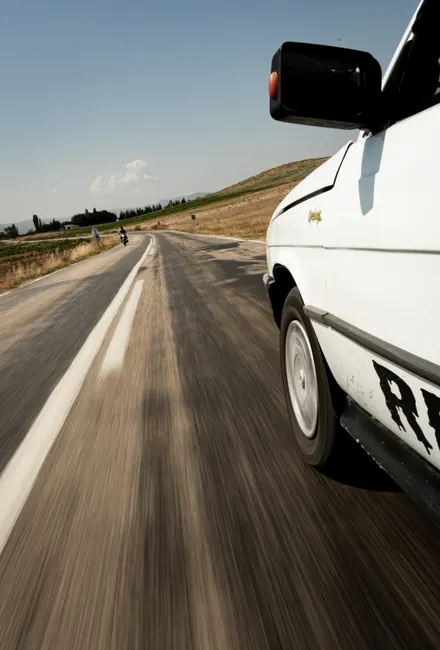Junger Mann Faehrt Auto Auf Autobahn Foto Ee1f