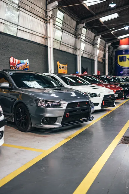 Kfz Werkstatt Mit Modernem Auto Bild 8f1b