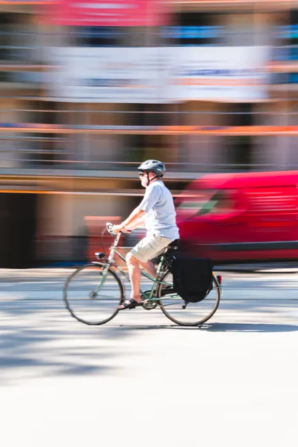 Kind Traegt Fahrradhelm Im Strassenverkehr Foto 20d0