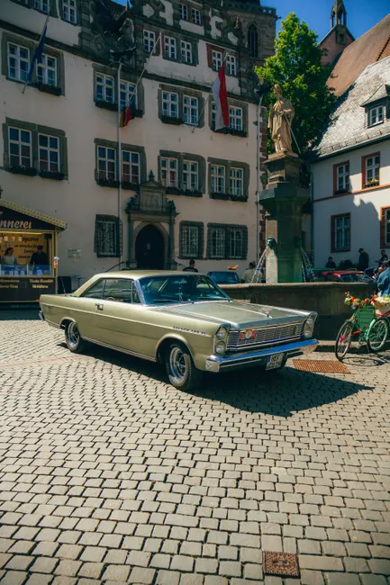 Klassisches Auto Vor Historischem Gebaeude Bild Ee85