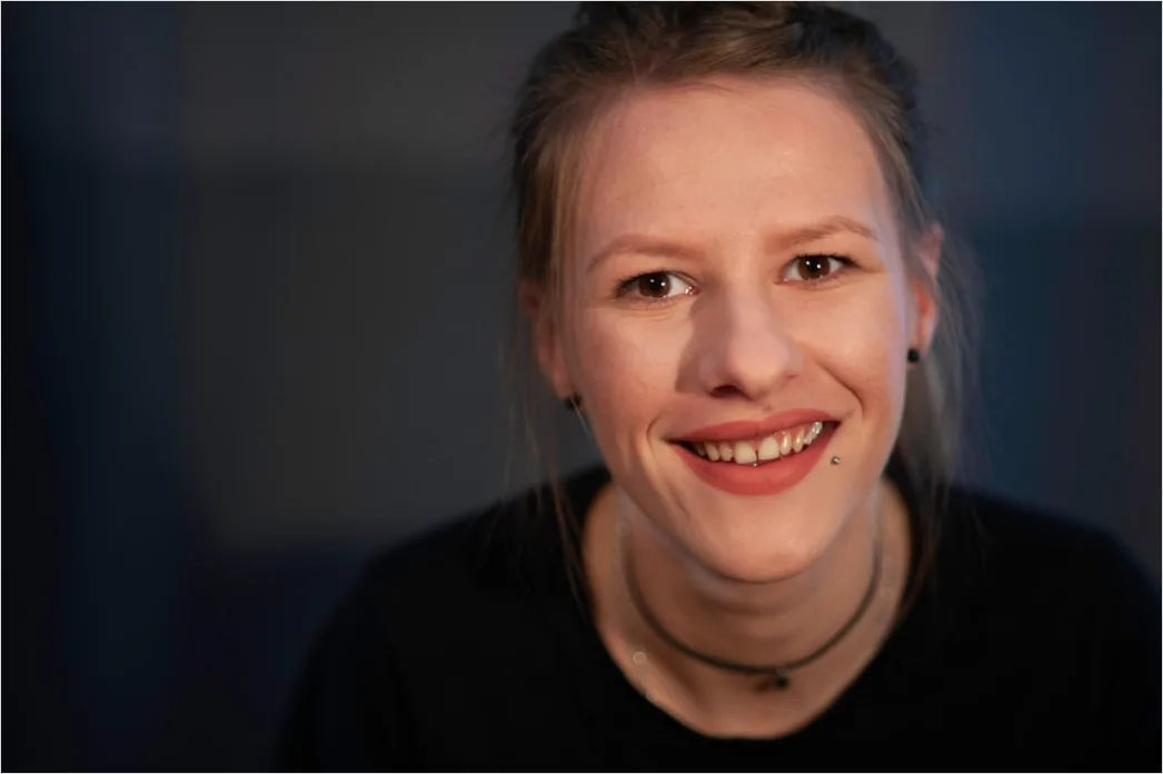 Laechelnde Frau Vor Neutralem Hintergrund Foto 250e