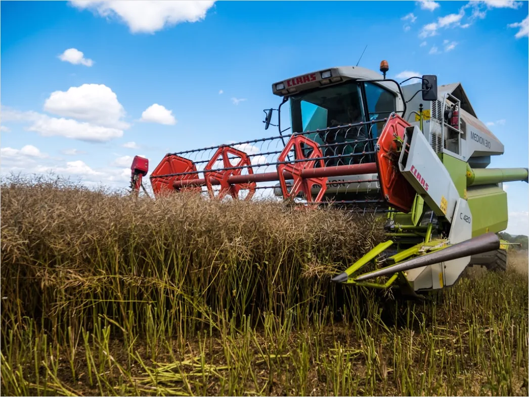 Landmaschine Bei Ernte Auf Acker Foto 309f