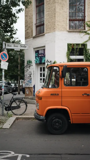Lieferwagen In Staedtischer Strasse Foto 1798
