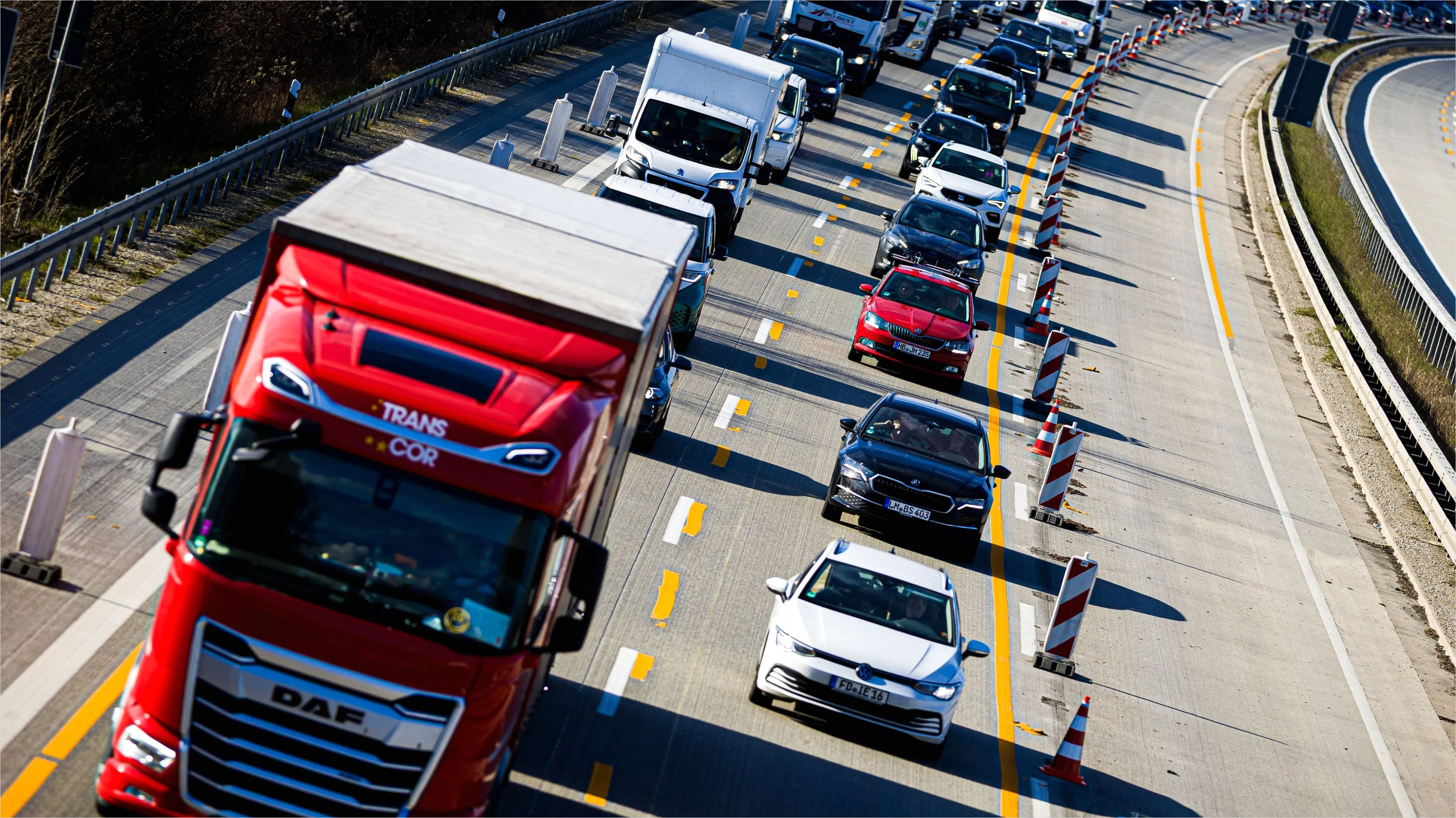 Lkw Und Autos Auf Deutscher Autobahn Foto 6fbd