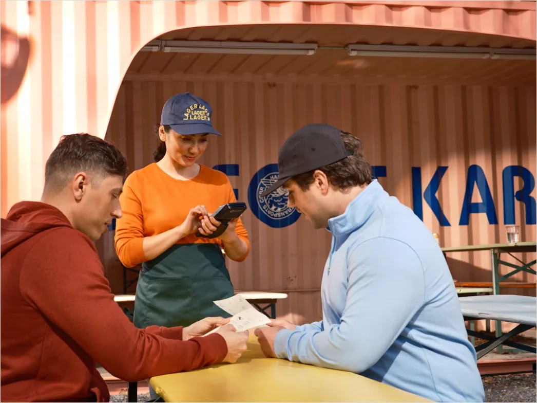 Logistikmitarbeiter Bei Kommissionierung Foto 4681