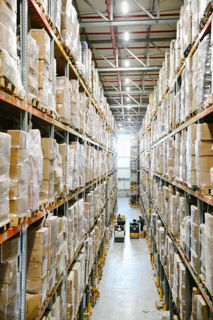 Logistikzentrum Mit Paketen Und Regalen Foto De3a