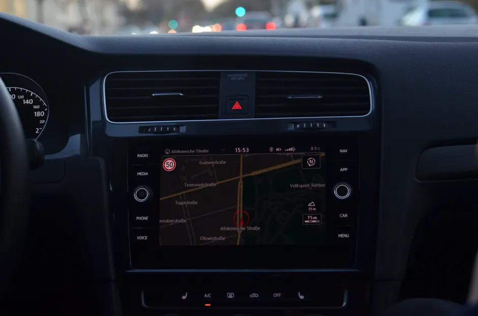 Mann Nutzt Navigation Im Auto Bild F124