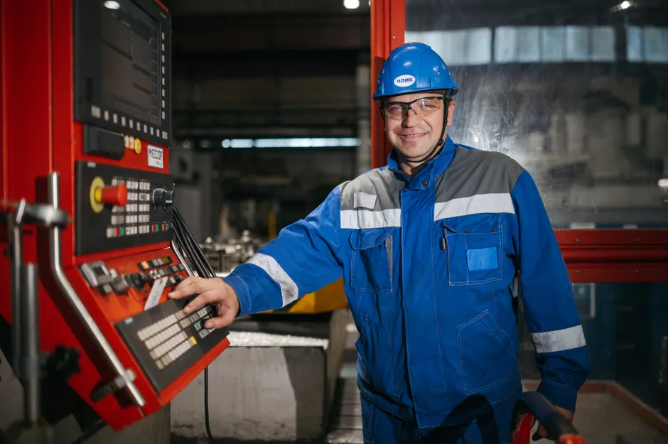 Maschinenbau Ingenieur In Produktionshalle Foto 9ddd