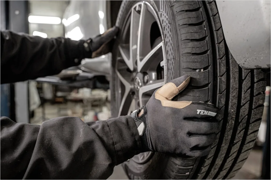 Mechaniker Ueberprueft Fahrzeugreifen Foto 65ea