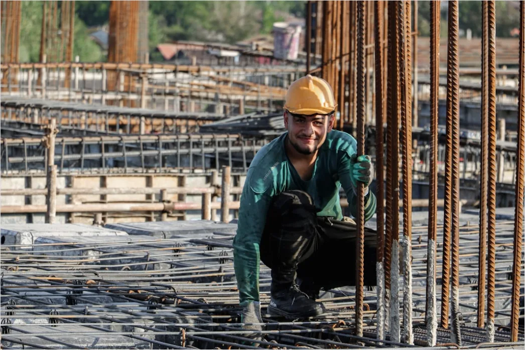 Mitarbeiter Prueft Produziertes Bauteil Foto 7d9b