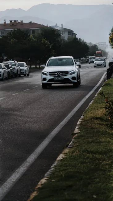 Moderne Fahrzeuge Auf Landstrasse Foto D9d9
