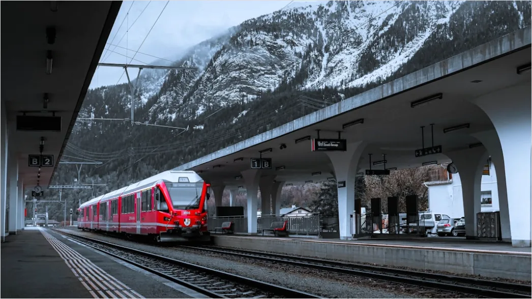 Moderner Zug Am Bahnhof Foto A71c
