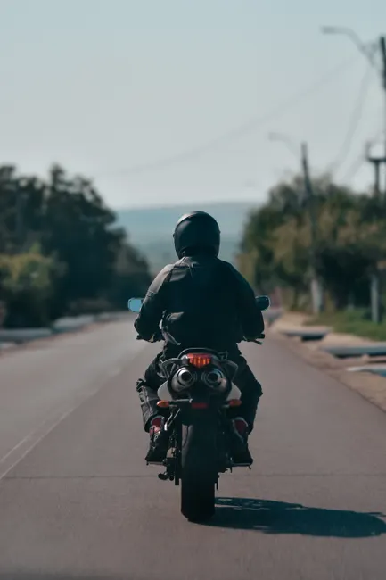 Motorrad Auf Leerer Strasse Von Hinten Foto 209c