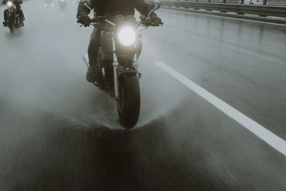 Motorrad Im Regen Auf Strasse Foto A4d7