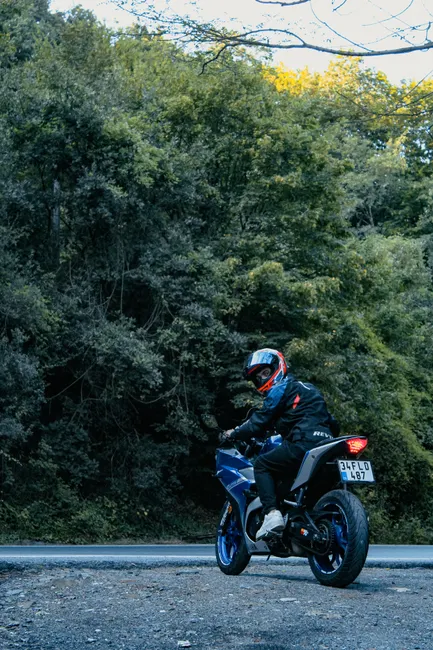 Motorradfahrer Mit Helm Auf Bergstrasse Bild 21c8