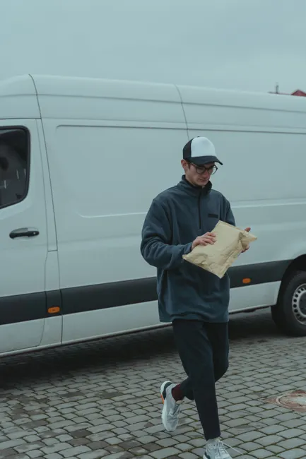 Paketzusteller Mit Lieferwagen Bild D8ae