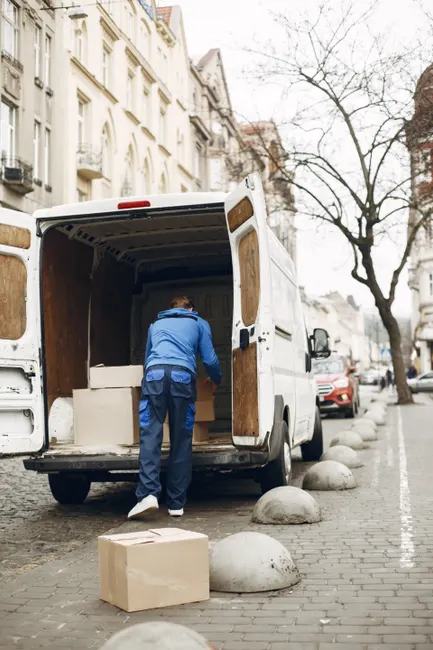 Detail Paketzusteller Mit Lieferwagen Bild Number 15