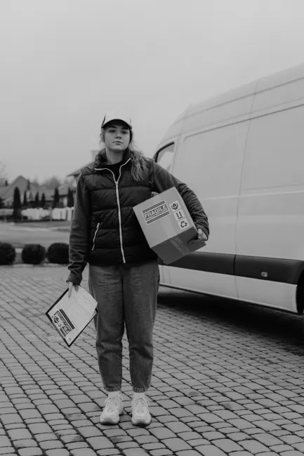 Detail Paketzusteller Mit Lieferwagen Bild Number 2