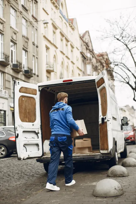 Detail Paketzusteller Mit Lieferwagen Bild Number 5