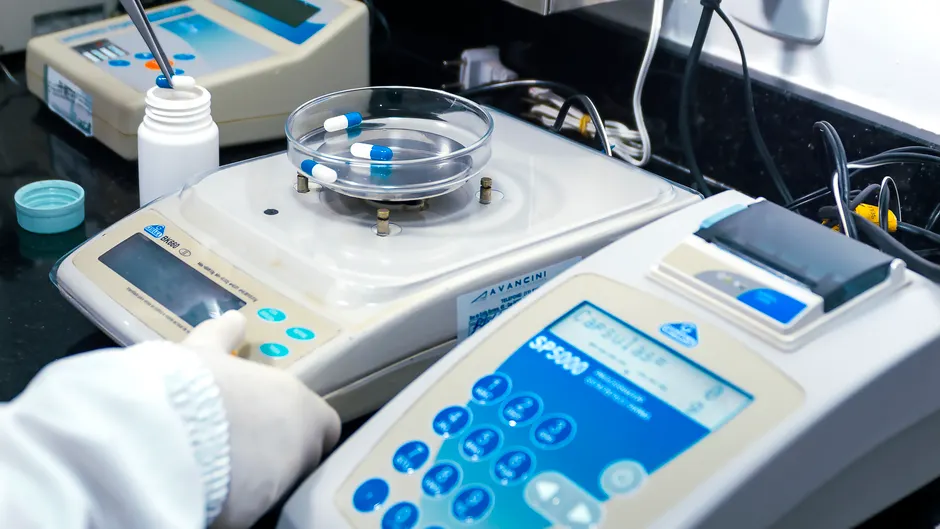 Pharmazeutische Qualitaetskontrolle Im Labor Foto 598b