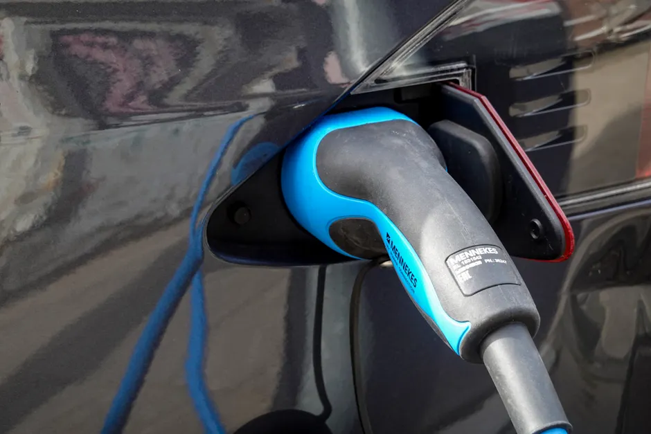 Detail Plug In Hybrid An Ladesäule Bild Number 2