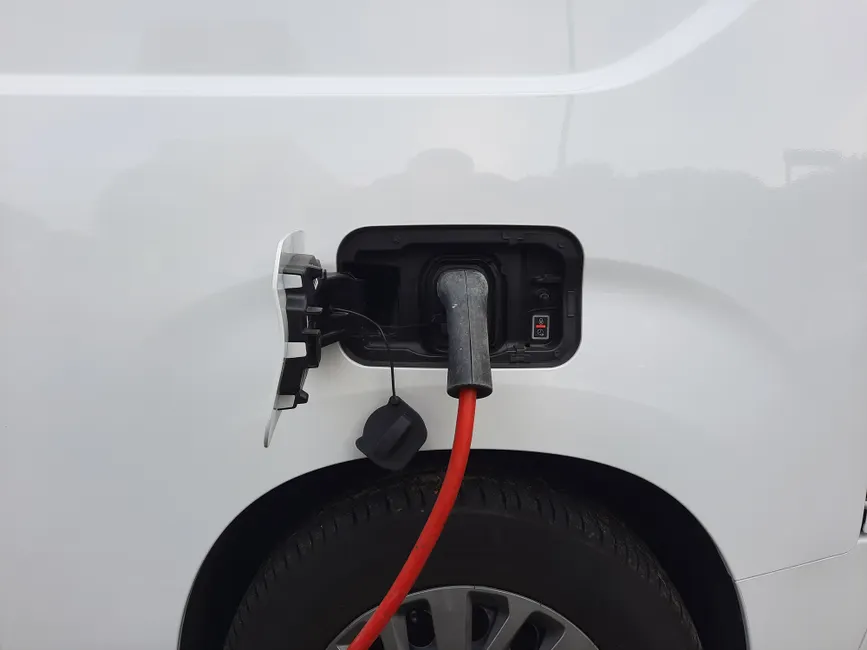 Detail Plug In Hybrid An Ladesäule Bild Number 4
