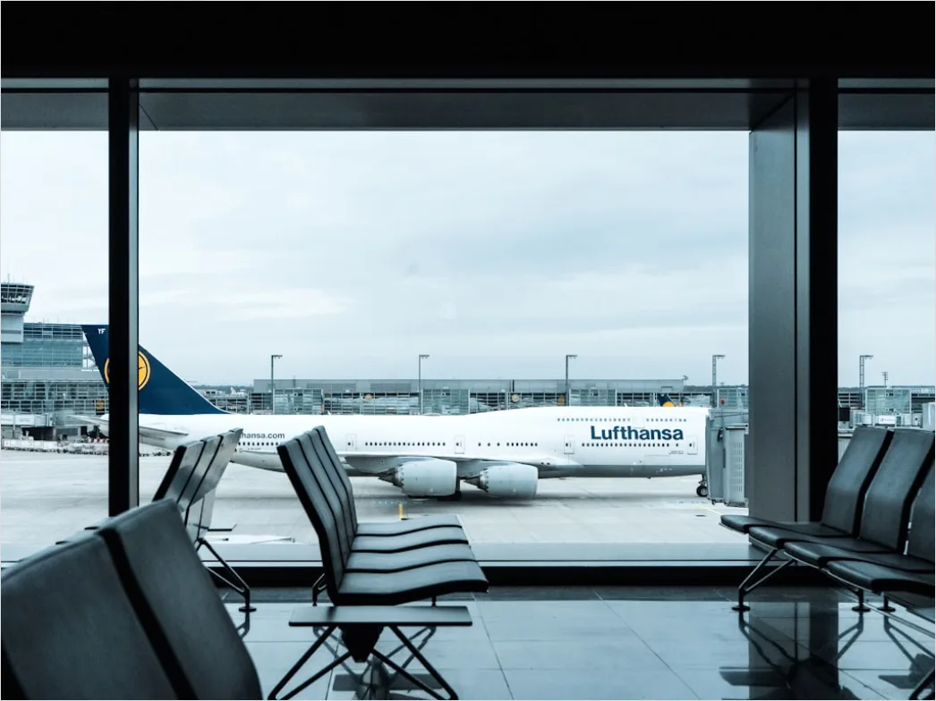 Reisende Im Flughafen Terminal Bild 9ae3