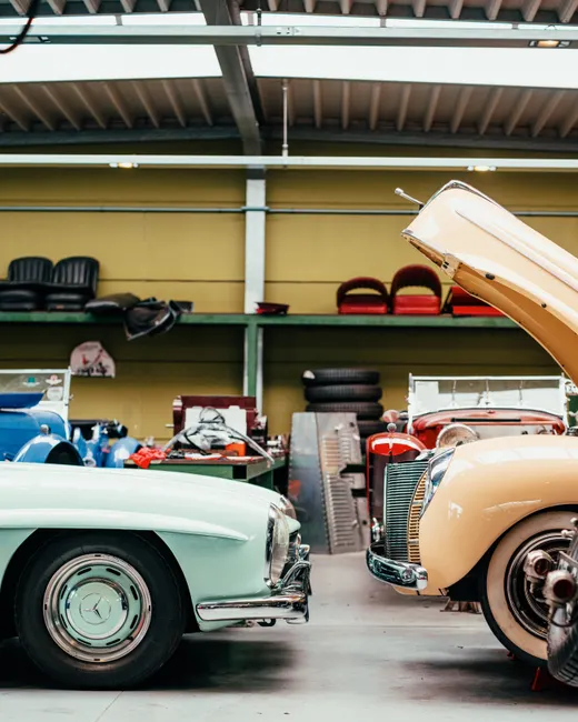 Restaurierter Oldtimer In Garage Bild F8e6