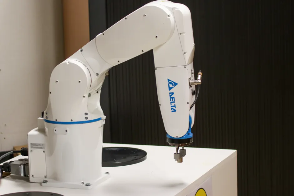 Roboterarm Mit Praezisionswerkzeug Foto 9e2a