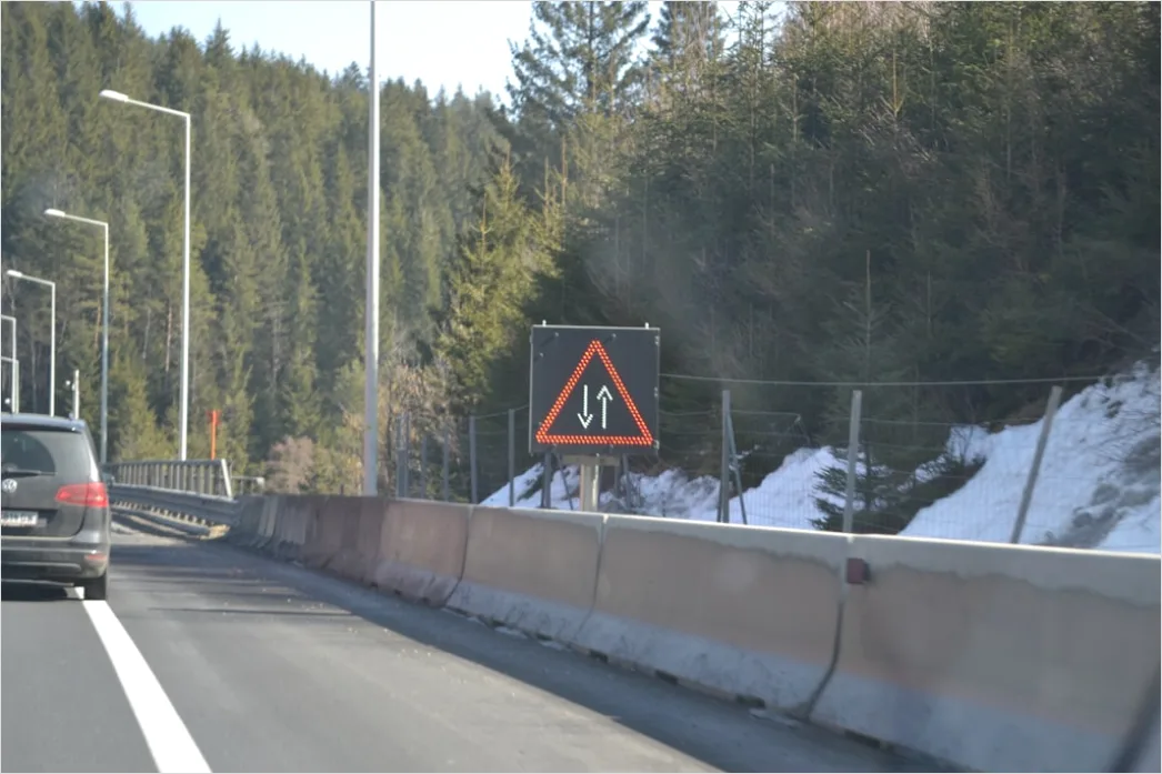 Schnelles Auto Auf Autobahn Von Hinten Foto 9123