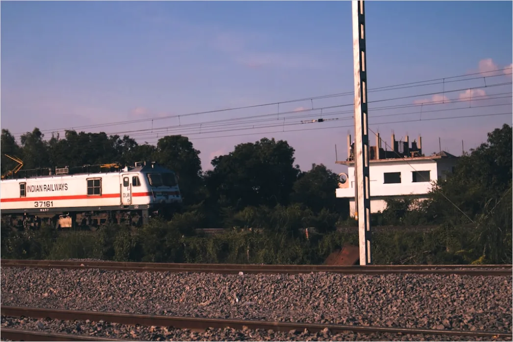 Schnellzug Auf Bahngleisen Foto 9199