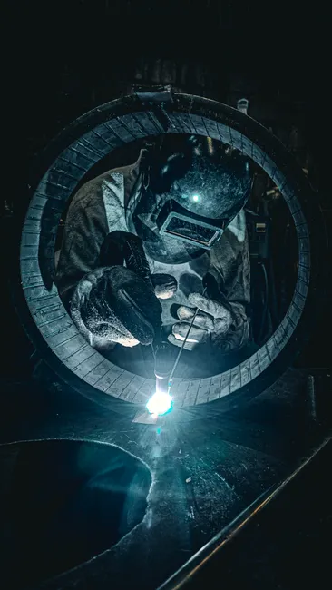 Schweisser Bei Der Arbeit In Fabrik Foto Ece5