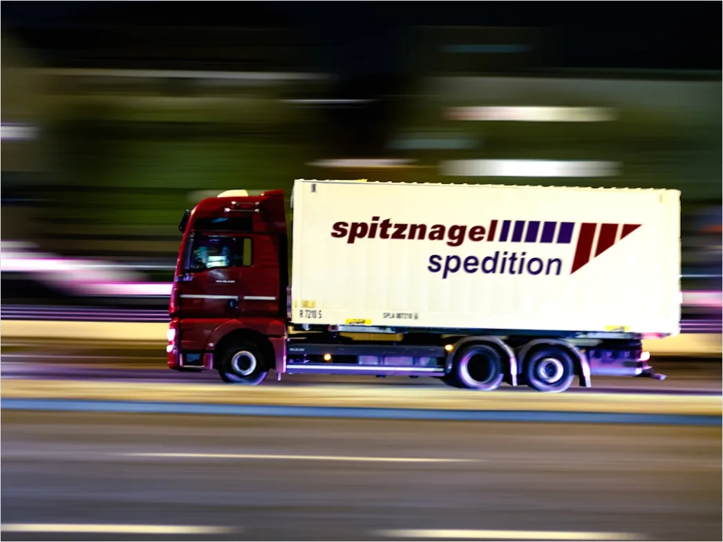 Spedition Lkw Vor Lagerhalle Bild 643a