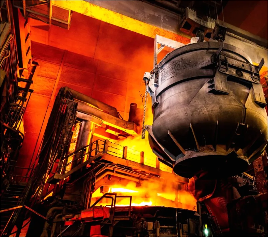 Stahlwerk Mit Gluehendem Metall Foto 4cec