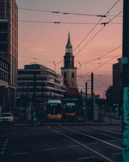 Strassenbahn Faehrt Durch Innenstadt Foto B868