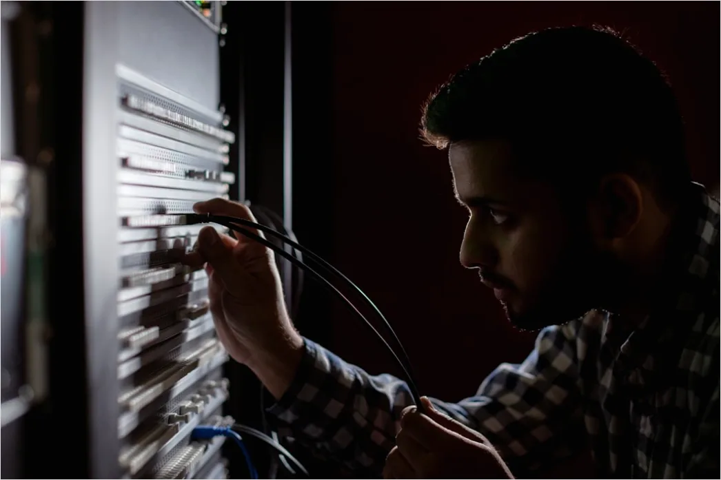 Techniker Analysiert Maschinenfehler Foto