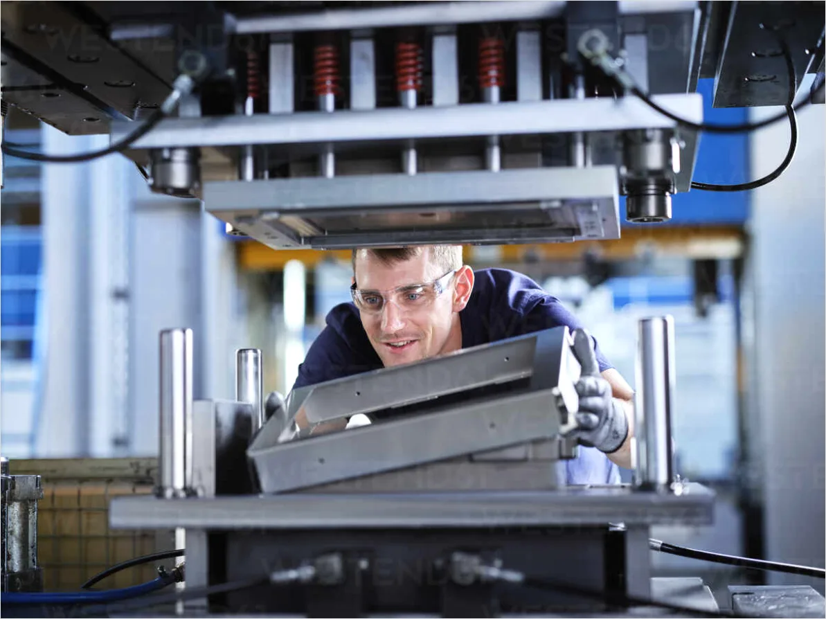 Techniker Kontrolliert Metallteil Foto
