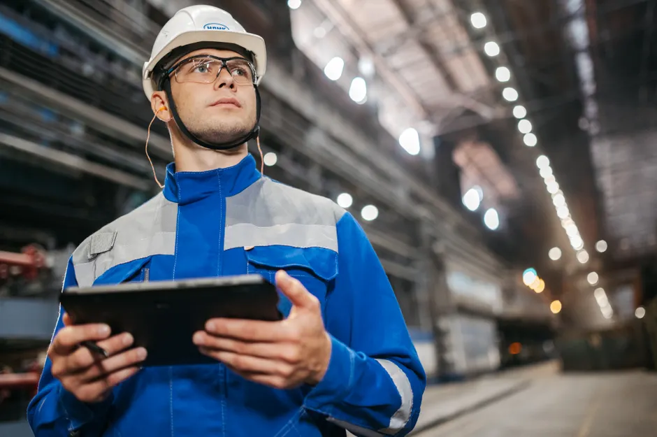 Techniker Mit Tablet Vor Industrieanlage Foto Ff2c