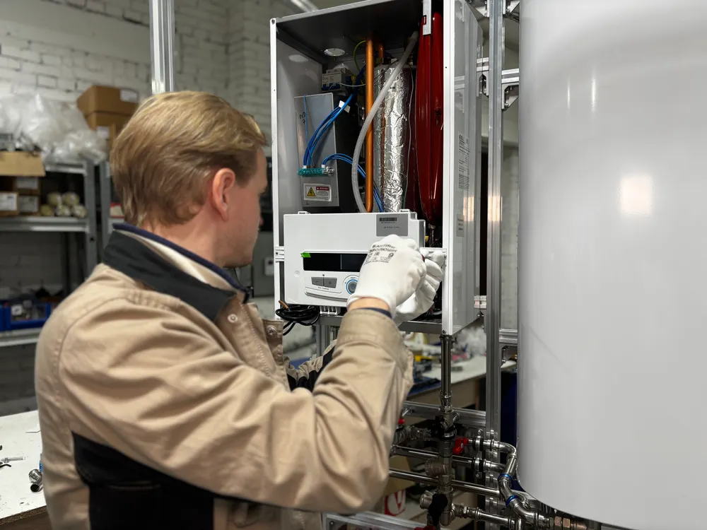 Techniker Repariert Industrielle Anlage Foto