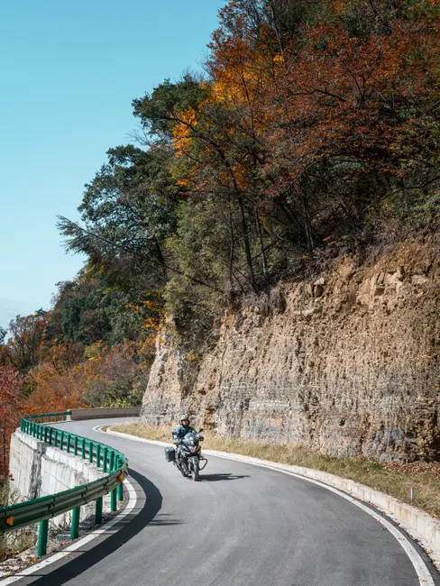 Tourenmotorrad Auf Passstrasse Bild B38f