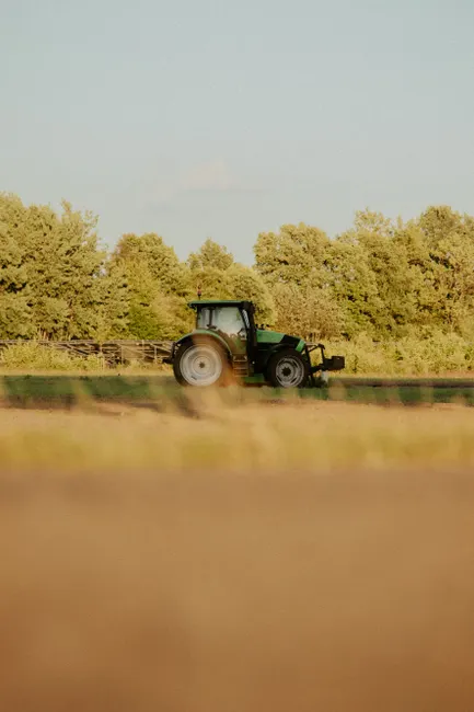 Traktor Auf Feld Im Sommer Bild 37e9