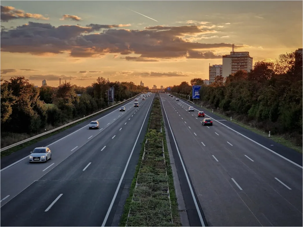 Verkehr Auf Mehrspuriger Autobahn Foto 76c4