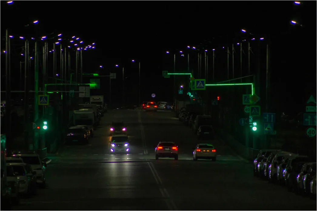 Verkehrsreiche Kreuzung Bei Nacht Foto 9b34