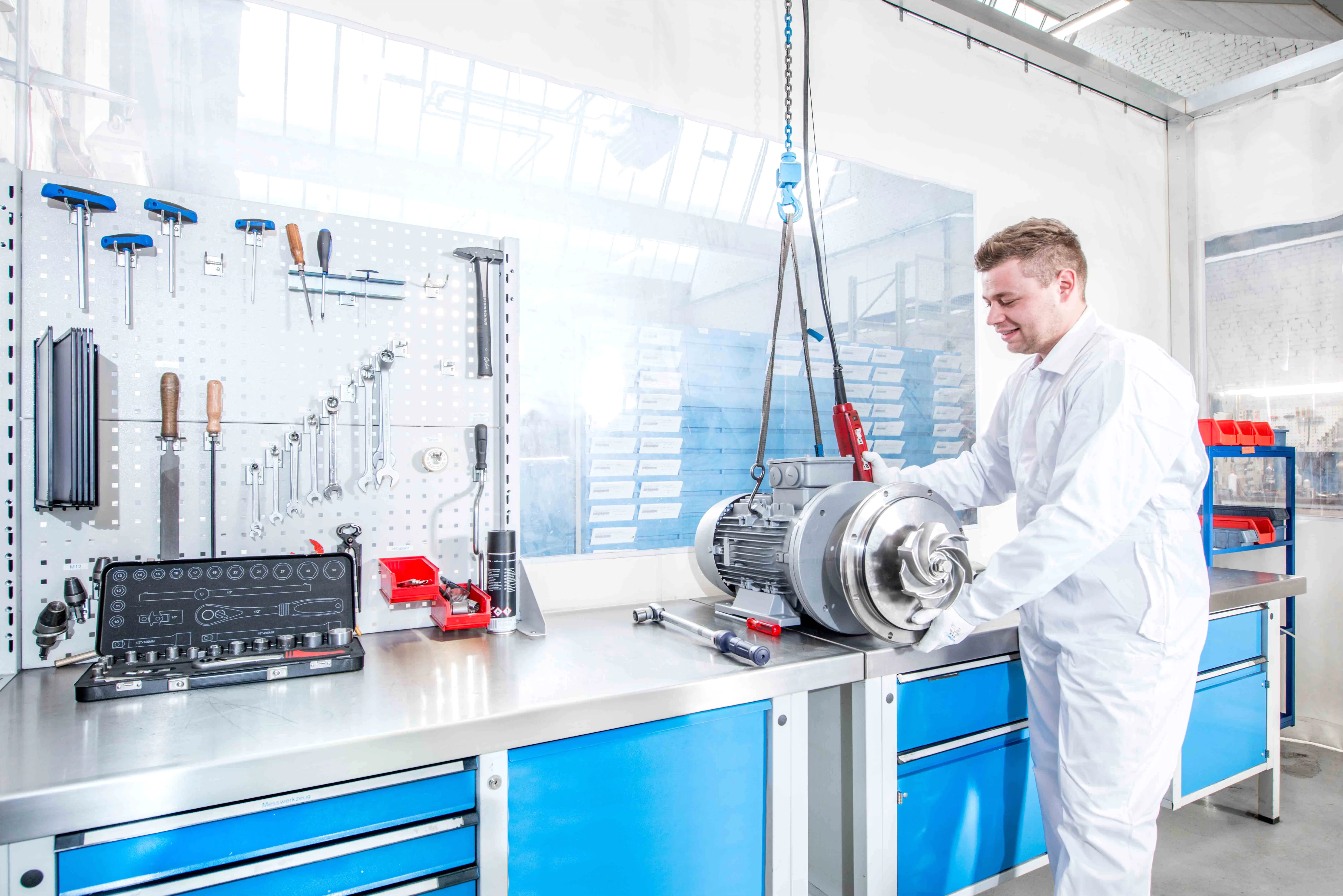 Wartungsarbeiten In Produktionshalle Foto